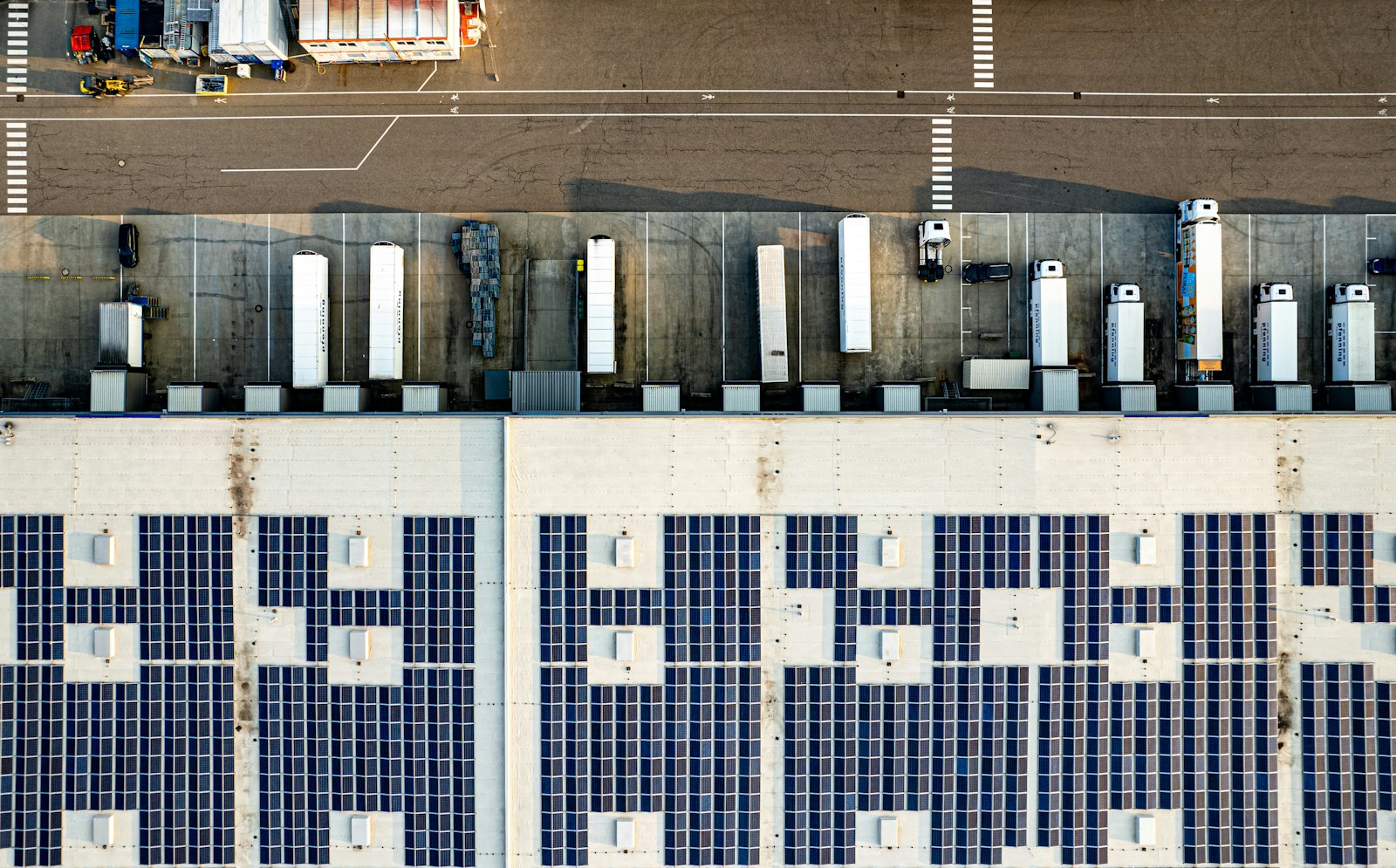 Energie electrică, gaze naturale și utilități